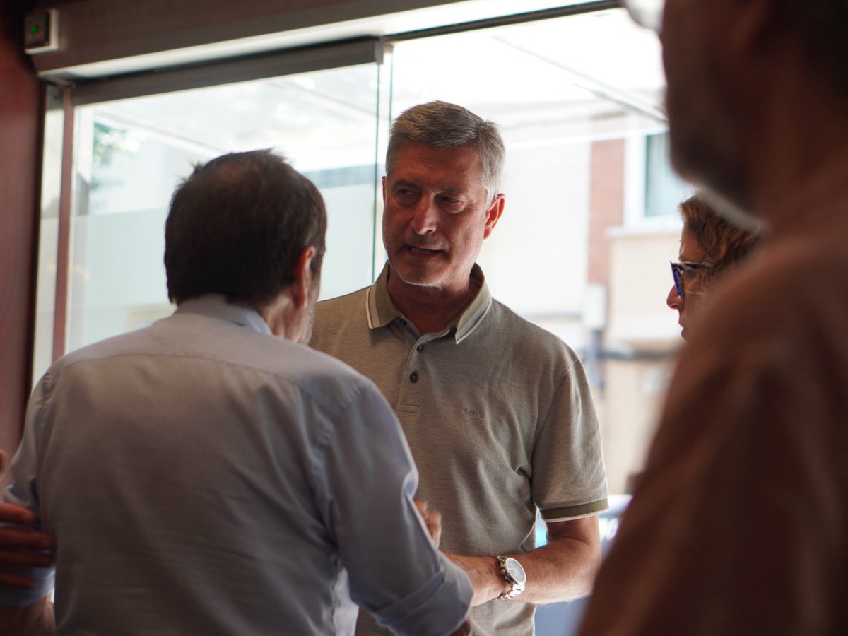 jmartigalbis's tweet photo. M’he desplaçat fins a la zona de les finques afectades per l’esvoranc a tocar de les obres de l’L9 al Putxet.

Hem acompanyat els veïns afectats, que han estat atesos pels serveis d’emergències de l’Ajuntament.

Ara toca estabilitzar l’esvoranc i atendre els veïns. https://t.co/xJ7DVbqyLG