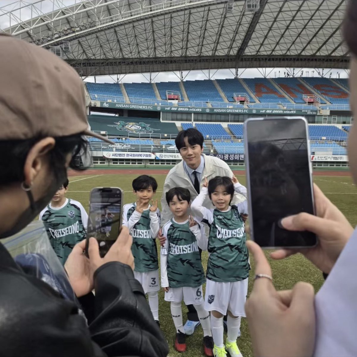 LeeJunyoung_TH's tweet photo. รวมรูปภาพเบื้องหลัง #อีจุนยอง จากทีมนักแสดง/ทีมงานในซีรีส์ #RebornRookie 🧑🏻‍💼⚽️ (7)

#이준영 #LeeJunYoung #신입사원강회장 https://t.co/8WBj5fkdDc