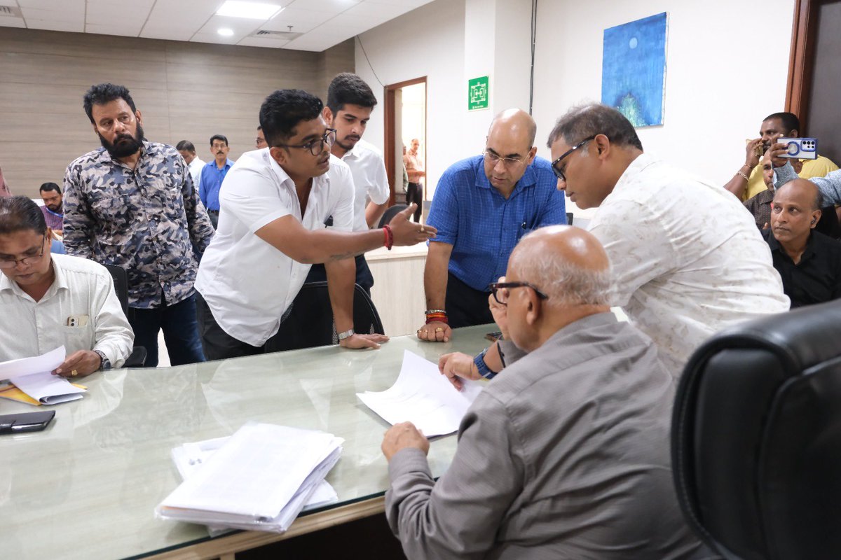 digambarkamat's tweet photo. Committed to responsive governance, I personally heard the concerns and representations of citizens during the Public Grievance Hearing held at the South Goa District Collectorate.

#PublicGrievance #PeopleFirst #GoodGovernance #SouthGoa #PWDGoa #DigambarKamat https://t.co/6NmhENXTTs