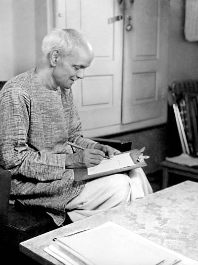 Agni_Hotr's tweet photo. Pandit Shriram Sharma Acharya alongside his wife, Ma Bhagwati Devi Sharma. https://t.co/Gh26J7ZVOb
