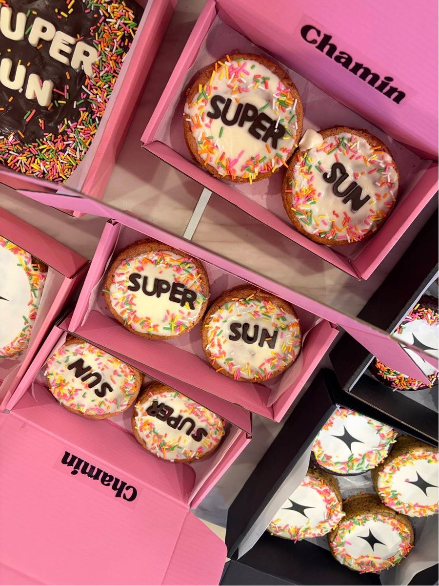 onlyzee4everr's tweet photo. #ZeePruk @zee_pruk @BlackjellyDevil 
#SUPERSUN @ssupersun 
#SUPERSUNxSIAMCENTER
#SUPERSUNPOPUP
#SUPERSUNPOPUPINBKK
#SSHOMEGROUND

새로운 컬렉션 출시와 방콕 첫 팝업을  준비하느라 수고하시는 팀 슈퍼썬 간식 서포트   특별히 슈퍼썬 로고와 레터링 서비스로  주문해 보았습니다 프룩이 브랜드를 위해 항상 애써주셔서  감사합니다   성공적인 슈퍼썬 첫 방콕 팝업 그리고 SSHOMEGROUND 컬렉션도 매진되길 바래요😊🙏 

Snack support for Team Super Sun, who is working hard to release a new collection and prepare for the first pop-up in Bangkok I prepared it.

Especially with Super Sun logo and lettering service I ordered it. For always working hard for the brand Thank you

Successful Super Sun's first Bangkok pop-up
I hope the SSHOMEGROUND collection will also be sold out😊🙏