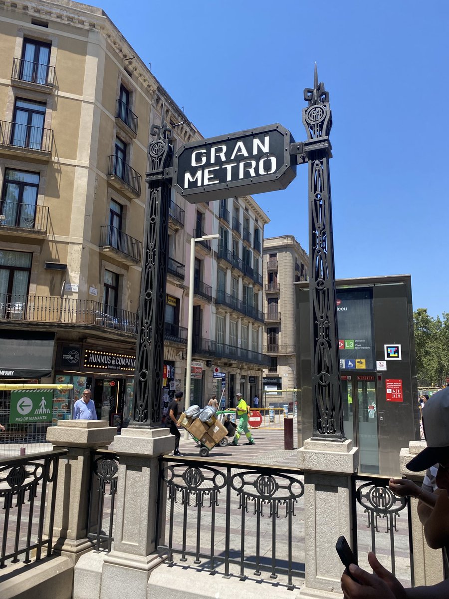 MarcAndRosich's tweet photo. A favor 😍 #LaRambla https://t.co/qdJfh5ekpA