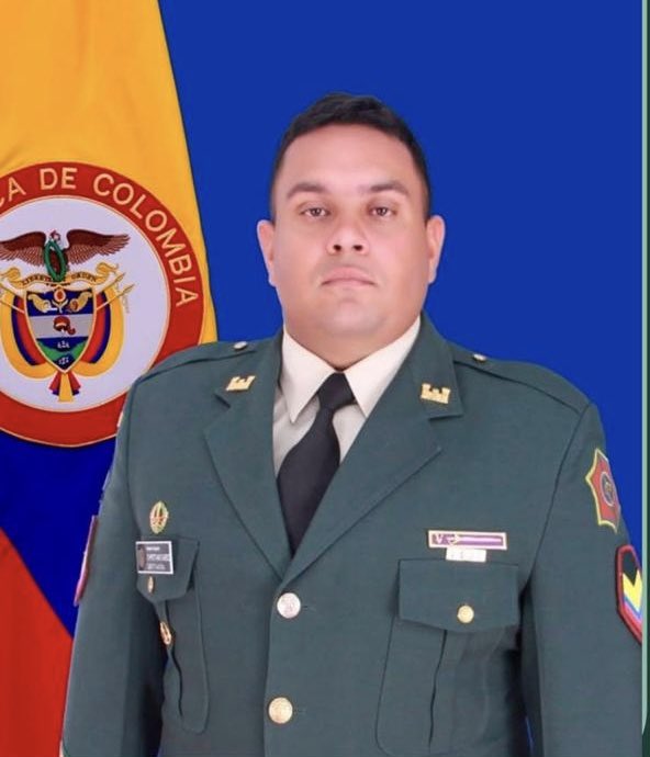 ControlCol's tweet photo. Les presento al “primo de la cantimplora” Chala @SARGENTOCHALA . SSCristian David Sáenz Cubillos
Ladrón del COING y fuente de la izquierda. @VickyDavilaH @CarlosSolerPa @generalmora11 @ABDELAESPRIELLA @jrestrp @COL_EJERCITO https://t.co/vtbfAR1P4N