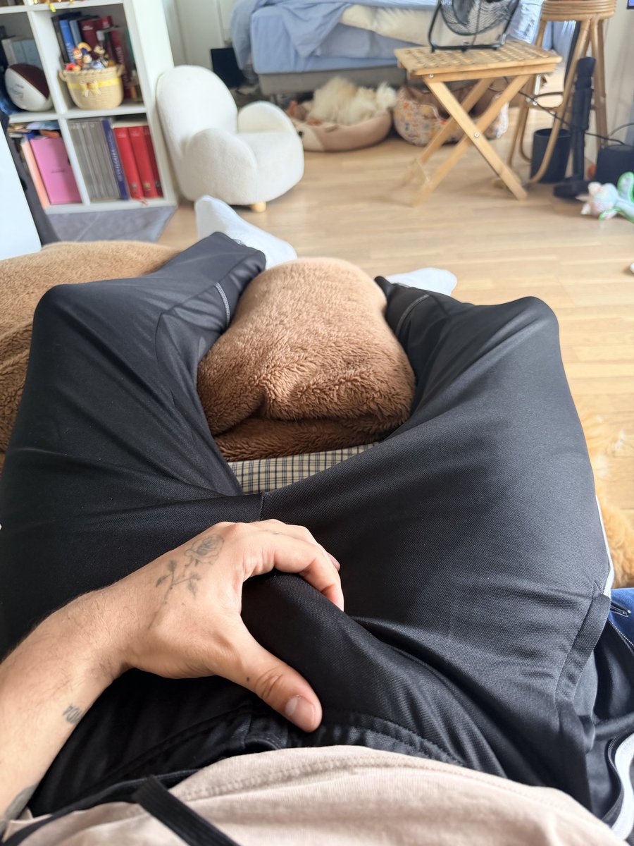nsfw_max_'s tweet photo. Je me sens un peu à l’étroit dans ce jogging https://t.co/DcvJAKZEqO