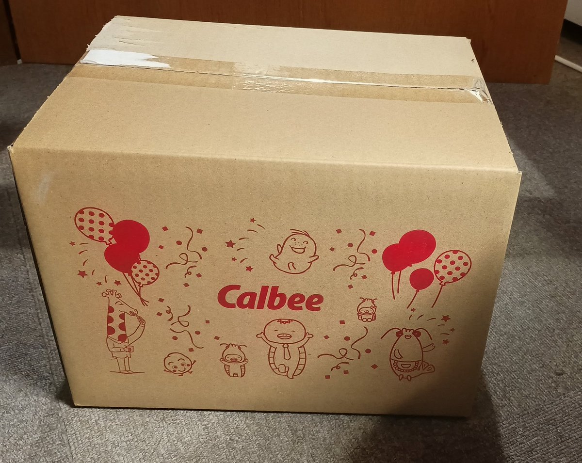 pepperpolice's tweet photo. カルビーから株主優待の1500円相当詰め合わせ届きました。食べ物系の優待は嬉しい。かっぱえびせんだけ節約パッケージ。クリアファイルは上部分が折れ曲がってる💧
 #株主優待   #カルビー https://t.co/ChaXC7jZFk