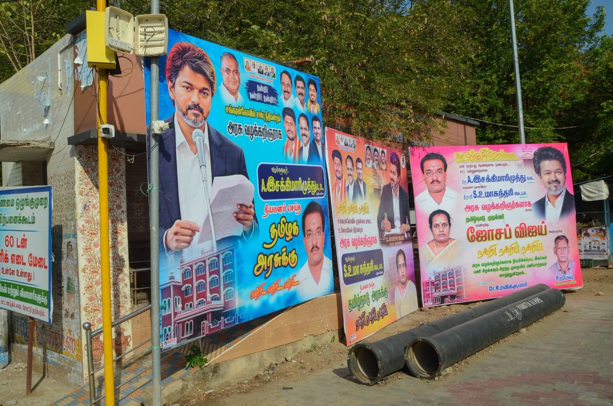 thinak_'s tweet photo. Flex banners erected at the bus stop opposite the Sankarankovil Court have completely blocked the waiting area, forcing passengers to stand on the roadside and raising safety concerns - from our photo journalist @KARTHIKALAGU86 https://t.co/hllq5E5IQd