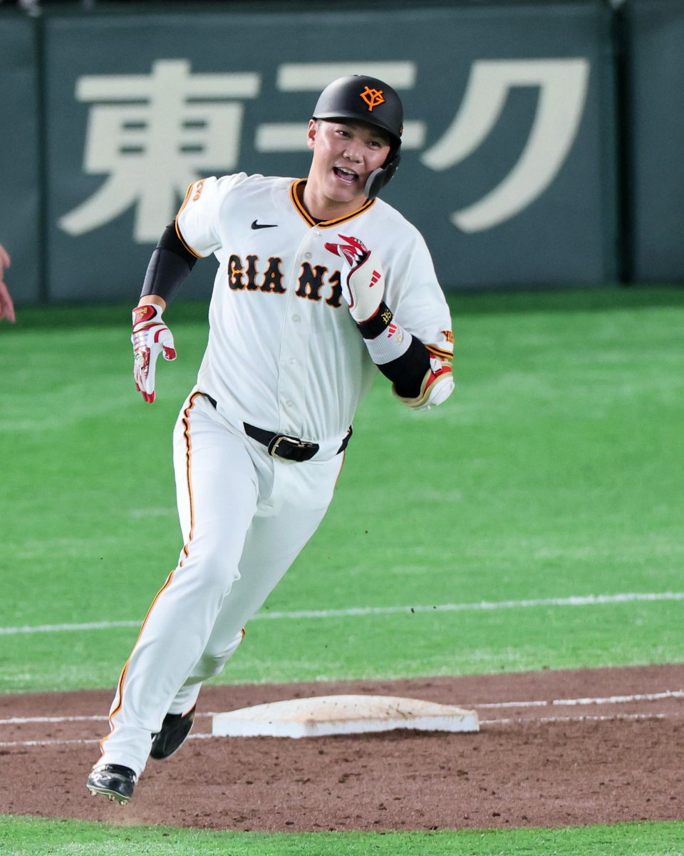 sanspo_giants's tweet photo. 【🔥#熱闘撮って出し📷】 

まさに千両役者

#坂本勇人 選手、阪神との同率首位決戦で見事な代打逆転3点二塁打（撮影・萩原悠久人、佐藤徳昭）   

#巨人 #ジャイアンツ #giants #サンスポ https://t.co/wncLFBcYP7