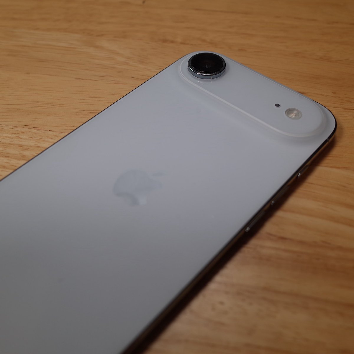 JournalApple's tweet photo. 今年のプライムデーの目玉はiPhone Airですね✨
容量大きいモデルだと26%オフ！かなり安くなってます！

https://t.co/rjzLx0r1P9

ちょっと尖った製品で不満を持つ人も多いらしいんですが、
個人的にはAirは満足度めちゃ高いです！

見た目が美しいデバイスだし、
何より、モテます！！ https://t.co/eTqwmU0Q12
