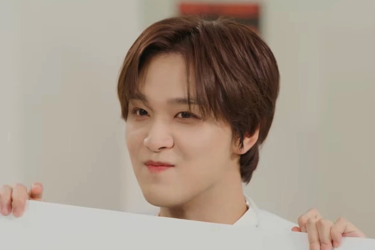 haechanprints's tweet photo. this is 26 year old haechan 🤏🏻 https://t.co/OEBlnHoX3c