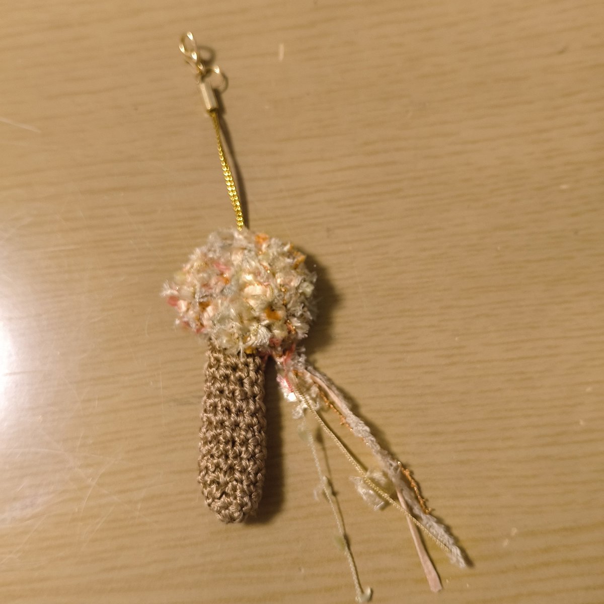cozuzuito's tweet photo. きのこ作りのワークショップが楽しかったので
書いてはないんですが、挟むタイプじゃなく2段くらい編んでブラブラをつける先日より簡単なのをやりたいです。
ひとつ500円
ブローチの場合600円（思ったより手数が多かったため）

どなたでもお運び下さい🎶

#までにてん
#までにてん2026 https://t.co/arB3ZPmlC6
