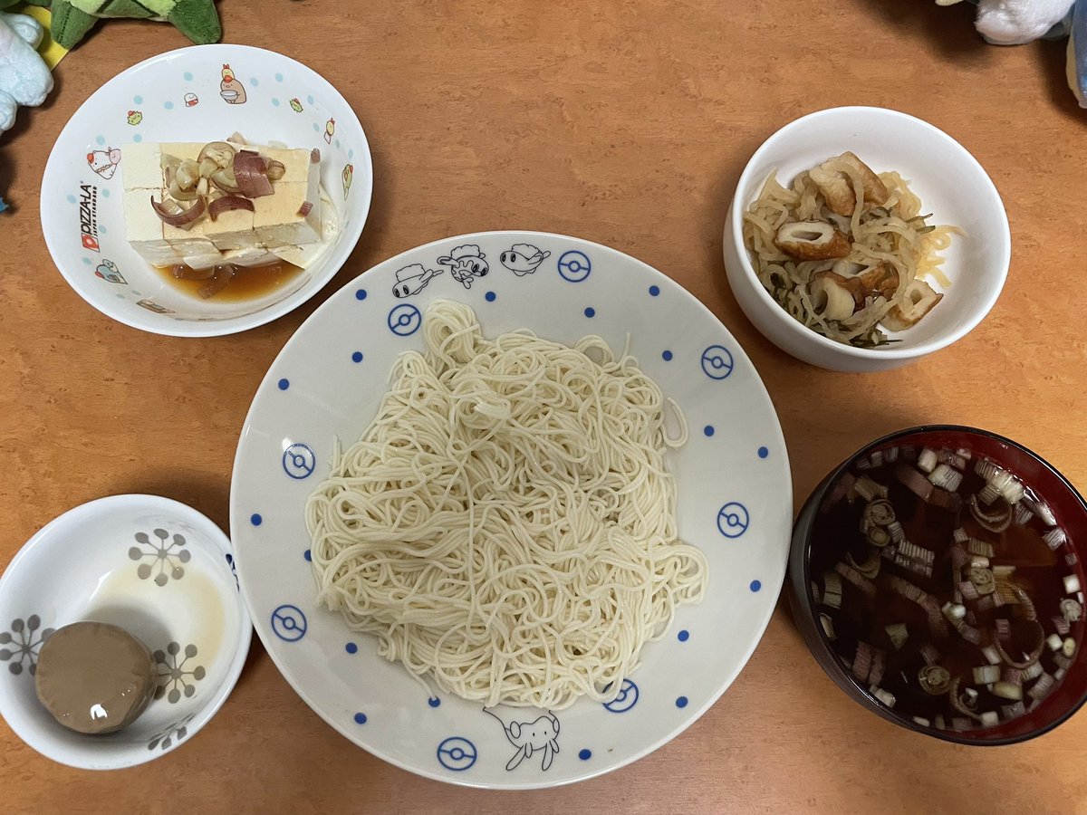 HimaNN321's tweet photo. 今日はそうめん。めんつゆに沈んでる舞茸を煮るのに一番時間を使った。そのおかげで舞茸を煮て作った出汁で作っためんつゆ美味かった。 https://t.co/sqAEzBUZmm