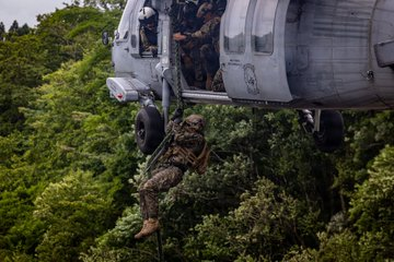 CsisUSAChair's tweet photo. Precision. Speed. Readiness. U.S. Marines with the 3rd Marine Division conduct fast-rope training from an MH-60S Seahawk during Fuji Viper 26.3 in Japan, strengthening rapid insertion capabilities. ๐๐บ๐ธ๐ฏ๐ต #USMC #PACOM https://t.co/H3KPGX9HVn