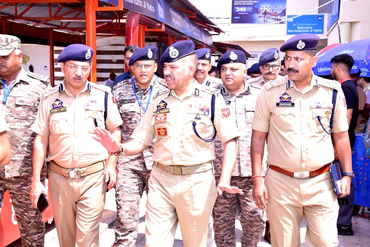 digjammu's tweet photo. Sh  Nalin Prabhat, DGP, visited Bhagwati Nagar Base Camp and reviewed the security and logistical arrangements. https://t.co/yDfYRgS74b