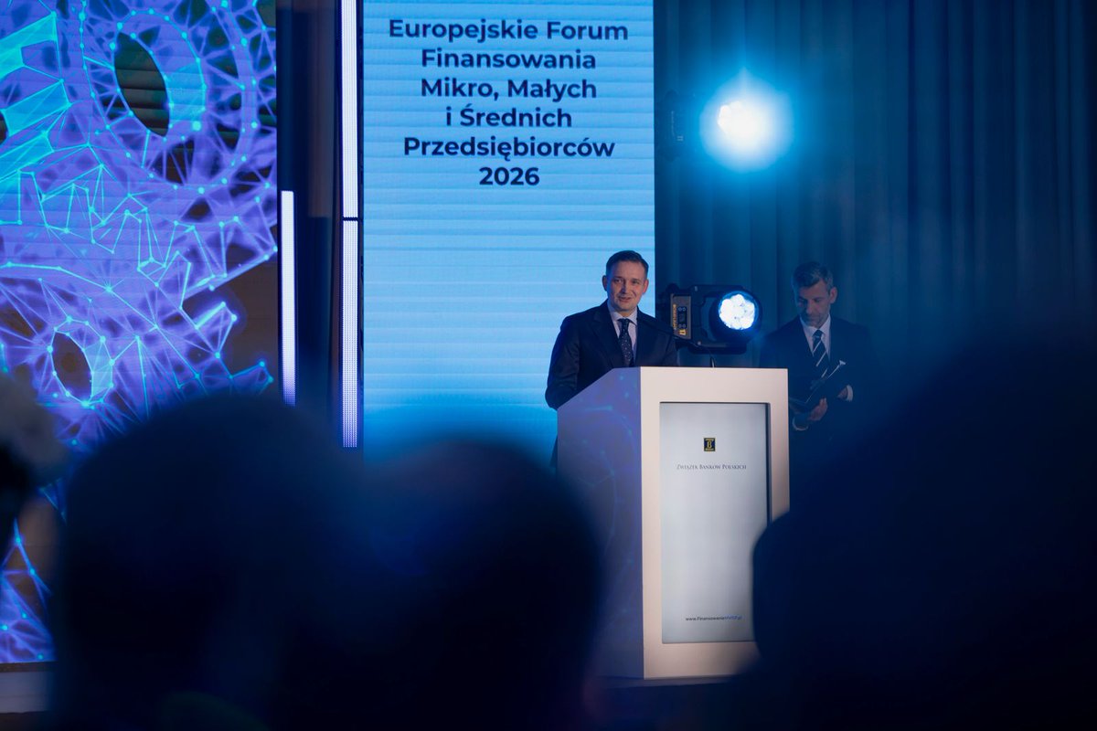 MRiTGOVPL's tweet photo. 📸Wiceminister @JarosMichal wręczył podczas Gali Europejskiego Forum Finansowania Mikro, Małych i Średnich Przedsiębiorców odznaczenia „Za Zasługi dla Rozwoju Gospodarki RP”. Odznaczenia otrzymało 13 osób – przedstawicieli banków oraz instytucji okołobankowych. 
Wiceminister Michał Jaros został wyróżniony przez organizatorów Forum w kategorii „Gospodarczy Filar Dialogu Międzysektorowego” za szczególny wkład w szeroki dialog międzysektorowy, deregulację, wspieranie dostępu MŚP do finansowania zewnętrznego.