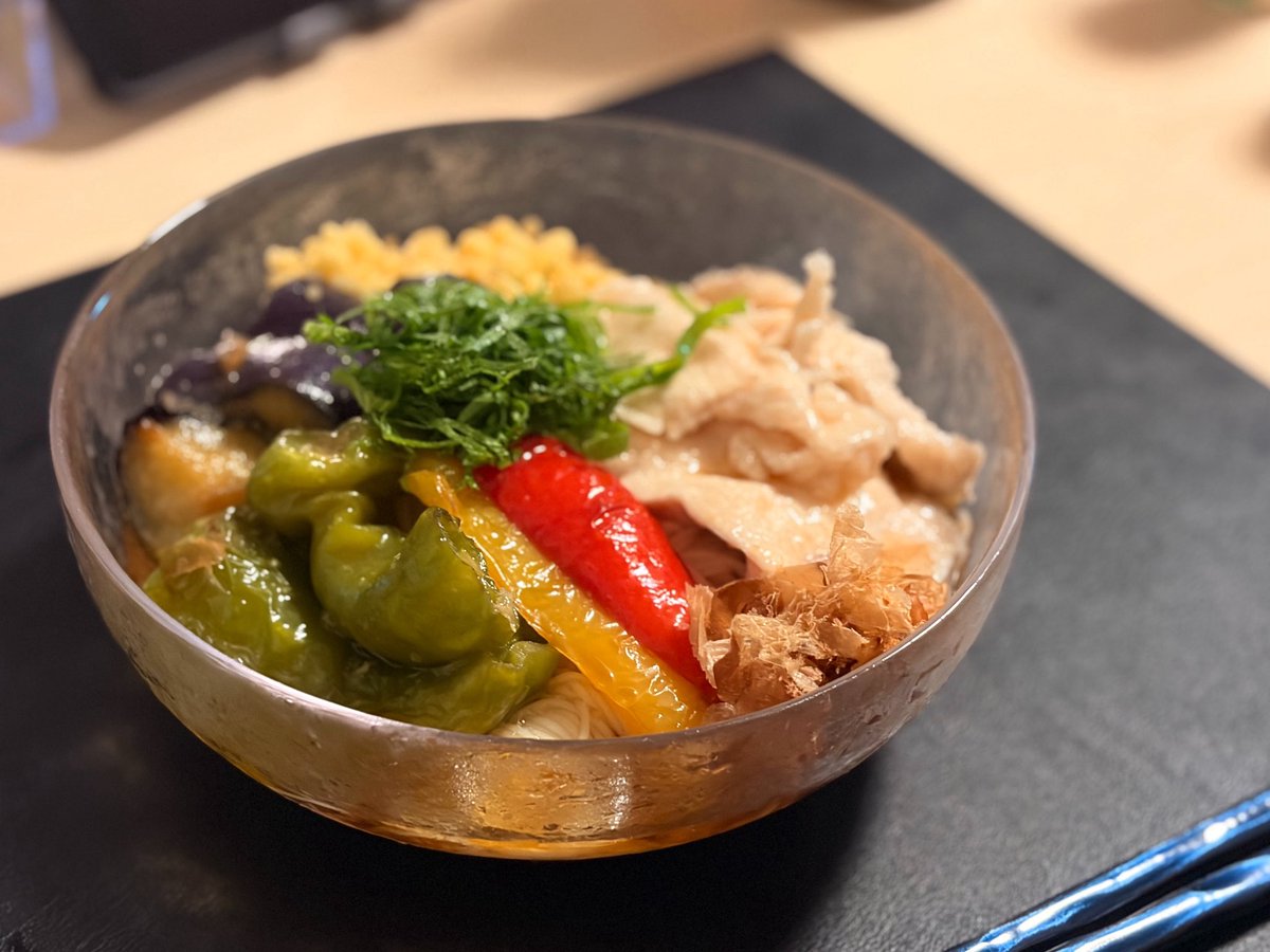 syoukakitchen's tweet photo. 今日の夕飯は
なすのと万願寺の揚げ浸し素麺
昨日の晩から妻と記念日デートでカロリーの高いこってりしたものをたっぷり食べつづけたので、今日の夕食はさっぱりしたものにしました

#おうちごはん 
#料理好きな人とつながりたい https://t.co/KMO9auTlNS