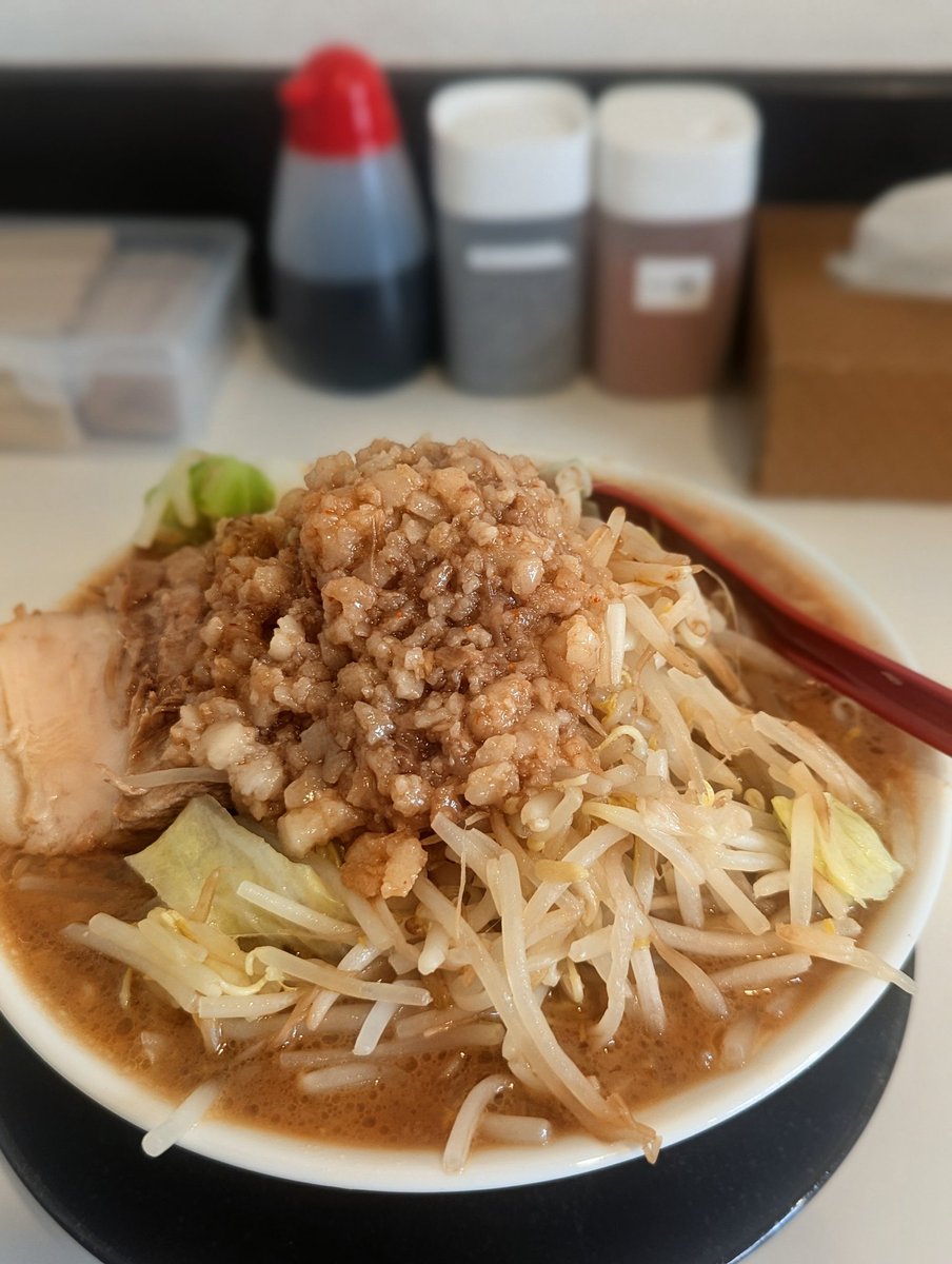 OGMSYK3's tweet photo. 明日やろうはバカヤロー 新開地店
ラーメン200g 
ヤサイマシマシ100円
アブラマシマシ　100円
スープは乳化？かなり濃い味で美味しい
濃いのでアブラはマシで良いかな https://t.co/v7DaAZLkLD