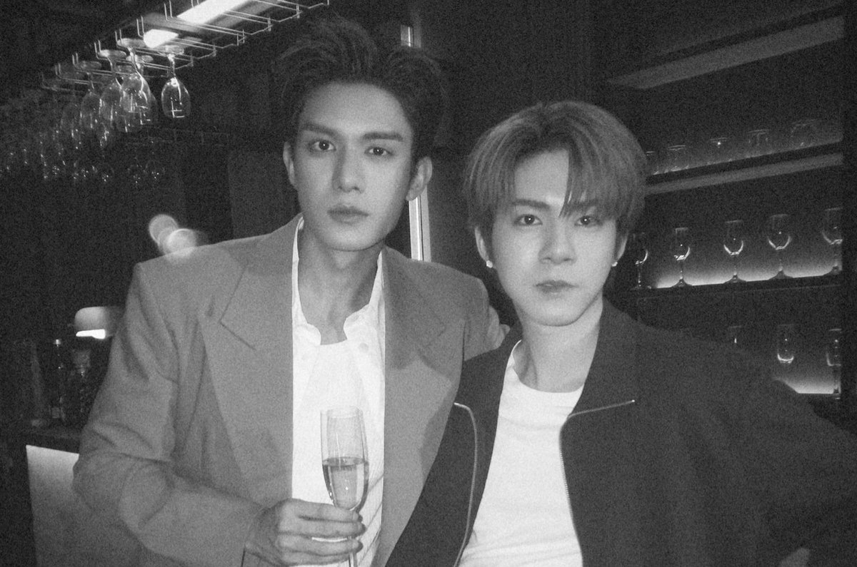 jjrchan's tweet photo. สมัยแด๊ดกับป๊าของเราเป็นหนุ่มค่ะ นำเทรนยุค 80 มากตอนนั้น แด๊ดชอบเล่าค่ะว่าสมัยจีบป๊าใหม่ ๆ ป๊าน่ารักมาก แต่ตอนนี้ขี้บ่นค่ะ ตอนนี้แด๊ดโดนหยิกพุงไปแล้วค่ะ สมควร

BEFORE TOMORROW OST LUAT
#ถ้าพรุ่งนี้ไม่มีเธอByJJ https://t.co/bdlRwJ3WFm