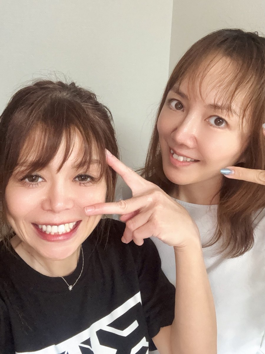 KaluraRedeye's tweet photo. 乙カルラン😆❤️

昨日は、はじめちゃんと、
ガンダムポーズ？してみた！知らんけど😆💦

でも、歌は仕上がってます！

７/１９ガンダムトリビュートライブ！
めっちゃ良い曲ばっかり！

お席はあと、残り１席！
早いものがちなってます！

ライブ配信は、まだまだご予約頂けます😉💞 https://t.co/F7BXMCKNiK