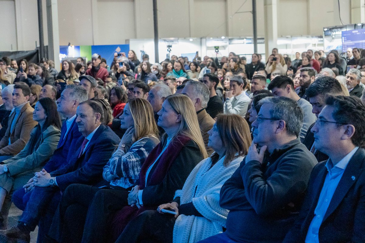 GabyPedrali's tweet photo. ¡Dejamos inaugurada la XXIII edición de la Feria del Libro La Rioja! Uno de los eventos culturales más importantes que tenemos, que año tras año es legitimado por el sector editorial, por hacedores y hacedoras culturales y por toda la comunidad que la vuelve a elegir.

Seguimos defendiendo este espacio de encuentro, memoria e identidad, que democratiza el acceso a la cultura, genera trabajo y crea oportunidades para nuestra gente.

En esta edición además, impulsamos su declaración de interés general en la Cámara de Diputados de la Nación, con el acompañamiento de legisladores y legisladoras nacionales, un reconocimiento que pone en valor su aporte al desarrollo cultural, educativo y productivo de nuestra provincia.