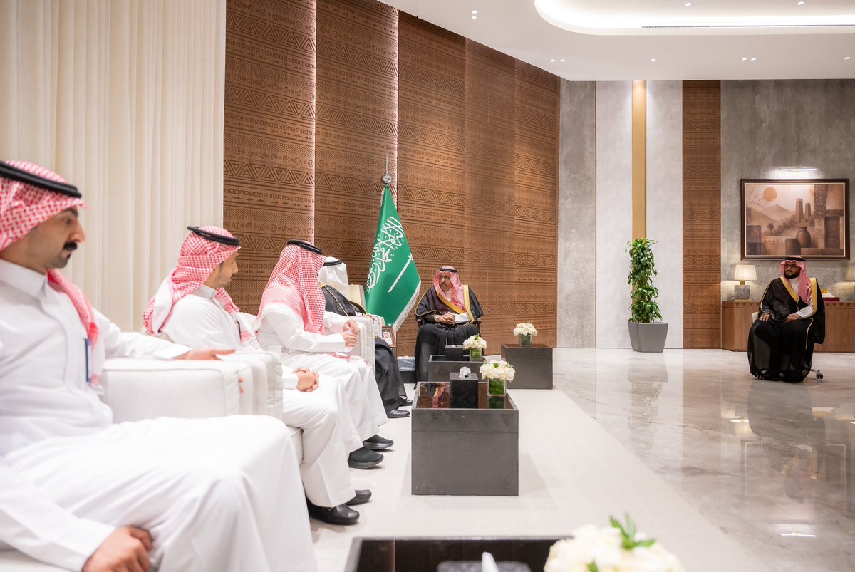 Emara_Albaha's tweet photo. سمو أمير منطقة #الباحة يطّلع خلال استقباله مدير فرع صندوق تنمية الموارد البشرية "هدف" على التقرير السنوي للفرع، ويؤكد على أهمية تكامل الجهود لتعزيز فرص التوظيف، وتمكين أبناء وبنات المنطقة من الاستفادة من البرامج والمبادرات الداعمة لسوق العمل.

#إمارة_منطقة_الباحة https://t.co/YPrdV30Nzy