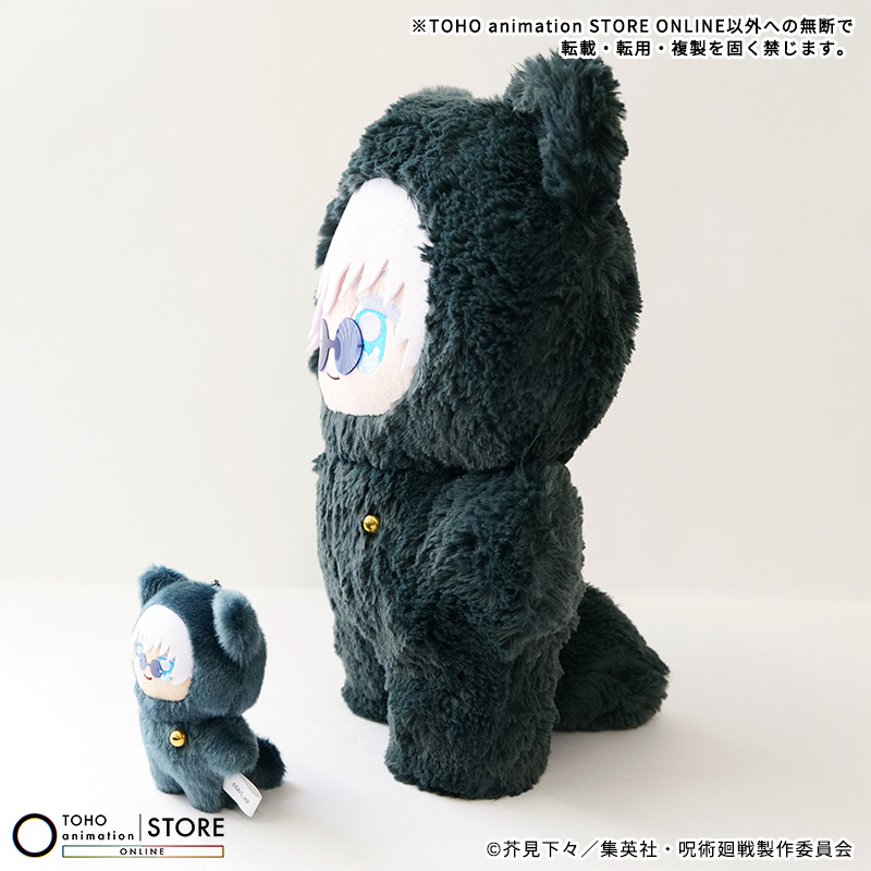 TOHOanimeSTORE's tweet photo. 【#呪術廻戦】 

第2期「#懐玉・玉折 」より、#五条悟 の
ちょいでかちみけもますこっとを数量限定でご予約受付中！

両手に抱えられるちょっと大きめのサイズがポイント！
足の裏までふかふか素材です！
ちみけもますこっとの約3倍の大きさ！！

お届け：2026年9月以降順次

🛒ご予約はこちら
https://t.co/5NSr4GeWMy
#JujutsuKaisen #アニメ呪術廻戦5周年　#TOHOanimationSTOREONLINE