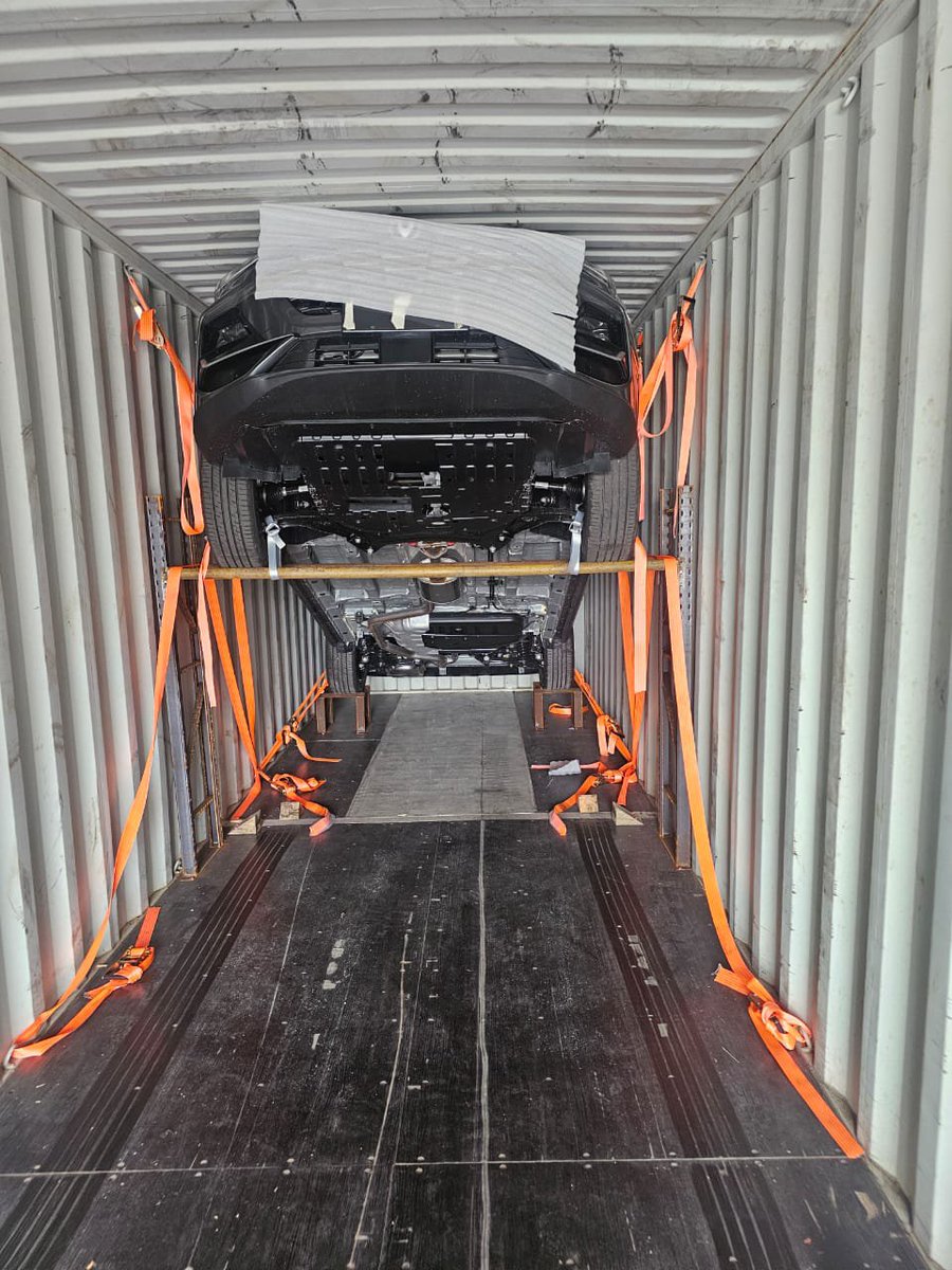 duah_pearl's tweet photo. MY FIRST CONTAINER GOT CLEARED YESTERDAY🥳🎊 TG.

2 BRAND NEW 2026 CHANGAN CS75 PRO and when I say brand new, I mean 14km on the odometer of the WHITE one and 15km on the odometer of the GRAY one

1 USED 2017 HYUNDAI TUCSON with 88,000km on the odometer

Lemme be your car plug https://t.co/YpapmIz89P