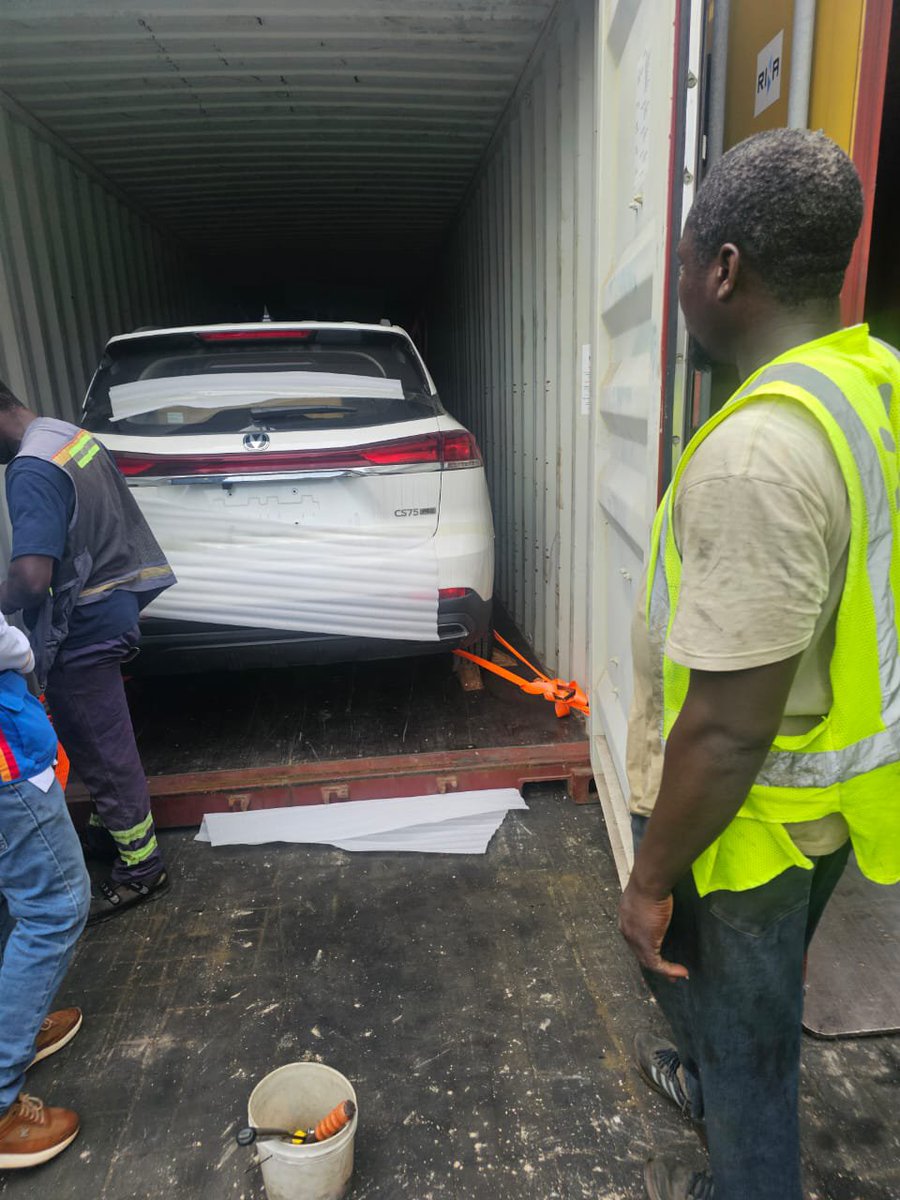 duah_pearl's tweet photo. MY FIRST CONTAINER GOT CLEARED YESTERDAY🥳🎊 TG.

2 BRAND NEW 2026 CHANGAN CS75 PRO and when I say brand new, I mean 14km on the odometer of the WHITE one and 15km on the odometer of the GRAY one

1 USED 2017 HYUNDAI TUCSON with 88,000km on the odometer

Lemme be your car plug https://t.co/YpapmIz89P