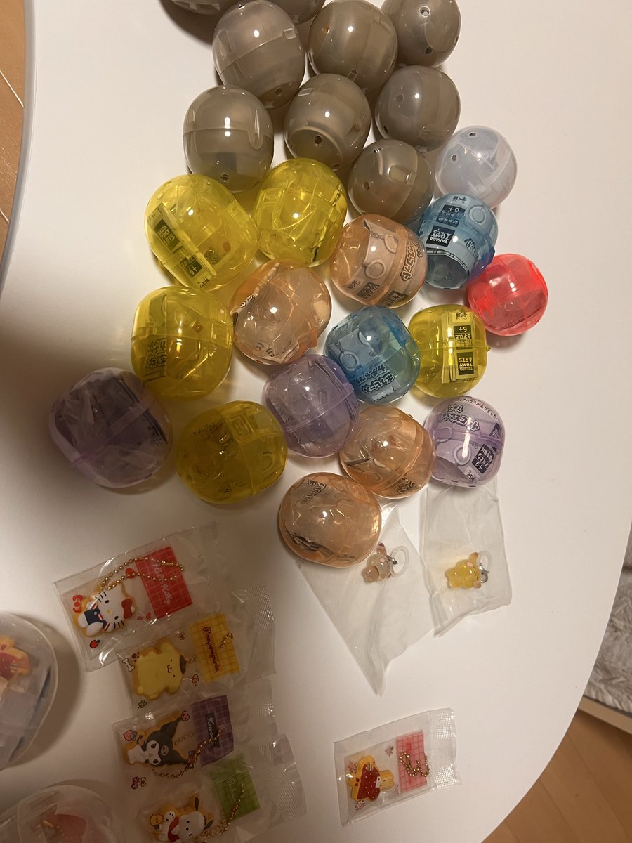 _iku09's tweet photo. 有給貰えたから池袋にガチャ引きまくりに行った！ポケモンこんだけ引いてモクロー出なかった… https://t.co/5BO7Zk4MPd