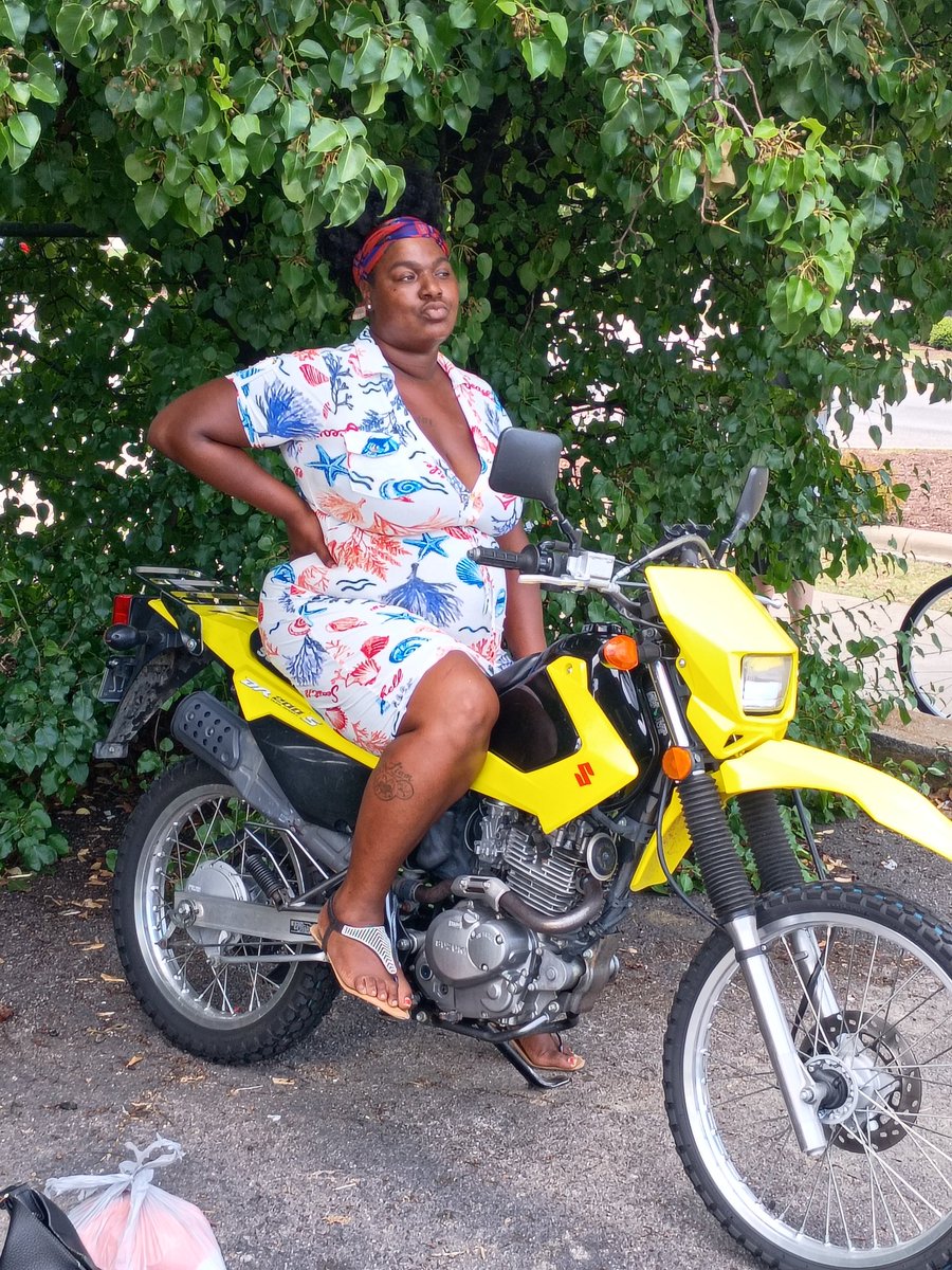 TooMuchMeatEli's tweet photo. BBW Ebony Wanted To Take A Pic Of My Bike 🚲 Should I Give Her This 9Inch Jamaican 🇯🇲 Horse 🐴 https://t.co/qLfl48JzCL