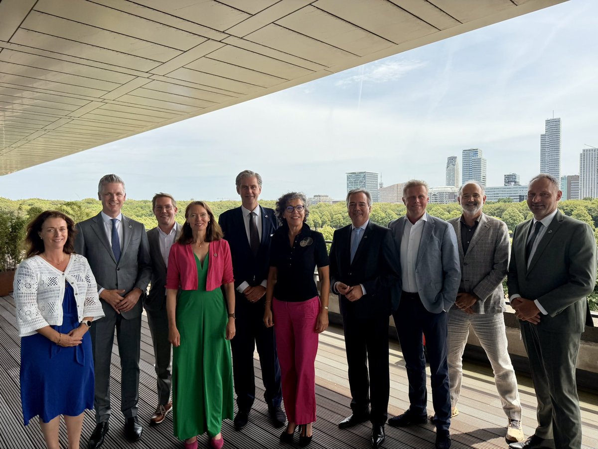 WouterKolff's tweet photo. Vandaag heeft het college van GS van @zuid_holland een lunch bespreking met de @MinisterEZK Heleen Herbert. De economie van Zuid-Holland is goed voor zo’n 22% van ons nationaal inkomen. Zuid-Holland heeft belangrijke economische clusters die zorgen voor banen, welvaart, innovatie en verduurzaming. Van groot belang om slim te schakelen tussen provincie en Rijk.