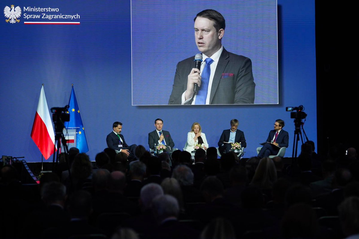 MRiTGOVPL's tweet photo. Wiceminister @M_Baranowski wziął udział w panelu „Bezpieczeństwo gospodarcze jako kluczowa rama patrzenia na stosunki międzynarodowe”.

💬 Bezpieczeństwo gospodarcze to dziś jeden z fundamentów bezpieczeństwa państwa. Rosnąca instrumentalizacja zależności gospodarczych, zakłócenia w łańcuchach dostaw i ograniczenia w dostępie do surowców pokazują, że odporność gospodarki jest warunkiem konkurencyjności i suwerenności. Bezpieczeństwo gospodarcze kosztuje, ale bezczynność może kosztować Europę znacznie więcej.
Wiceminister podkreślił, że europejska strategia bezpieczeństwa gospodarczego opiera się na trzech filarach: wzmacnianiu konkurencyjności, ochronie przed zagrożeniami oraz współpracy z partnerami podzielającymi wspólne wartości.