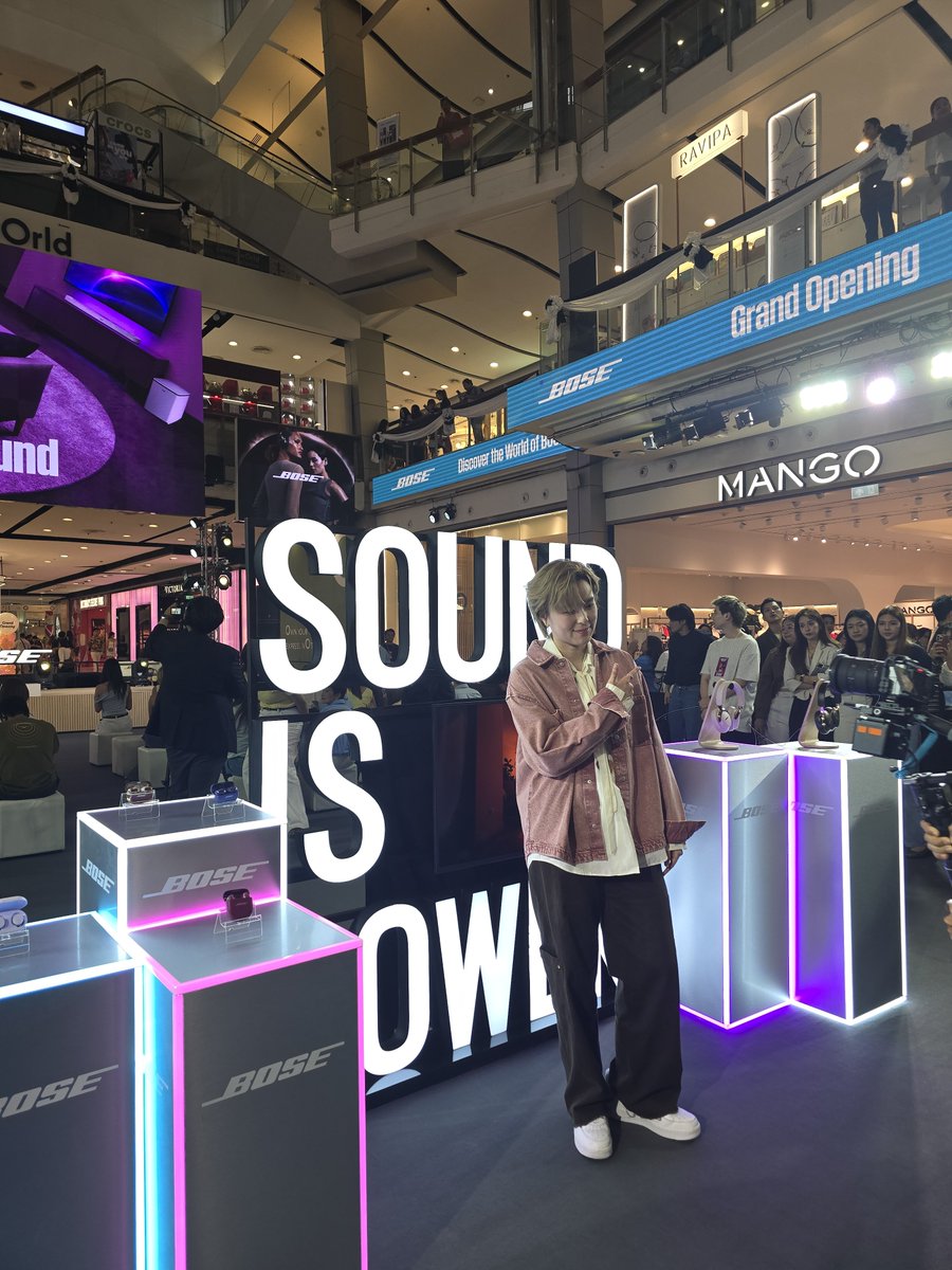 aloneismee's tweet photo. น่าร้ากอ่ะ ยิ้มไม่หุบ 
Presenter แน่
#BosexSunnee
#BoseCentralWorld
#Boseflagshipstore https://t.co/65edWOeb50