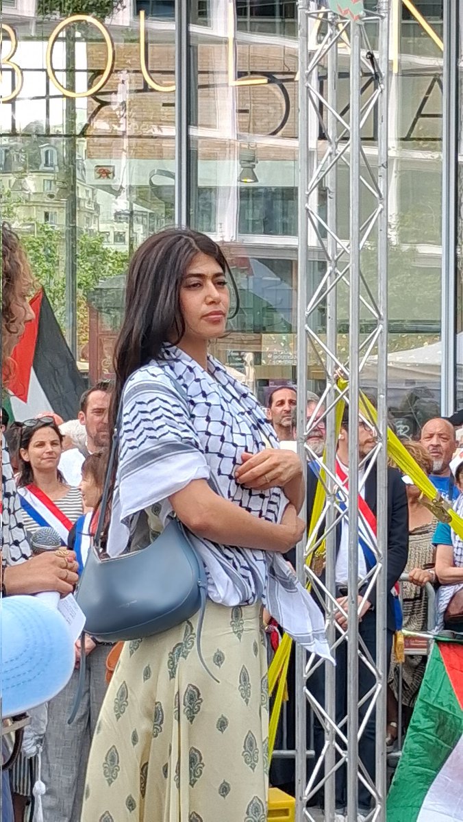 AgenceMediaPal's tweet photo. Nous sommes dans la salle du tribunal où va s'ouvrir le procès de Rima Hassan dans qq minutes. Les parties civiles dont La Licra, L'OJE et JFJ sont représentés par au moins NEUF avocats présents à l'audience. On ne peut pas prendre de photos mais on vous fait un live tweet ici. https://t.co/EzPvenTtRl