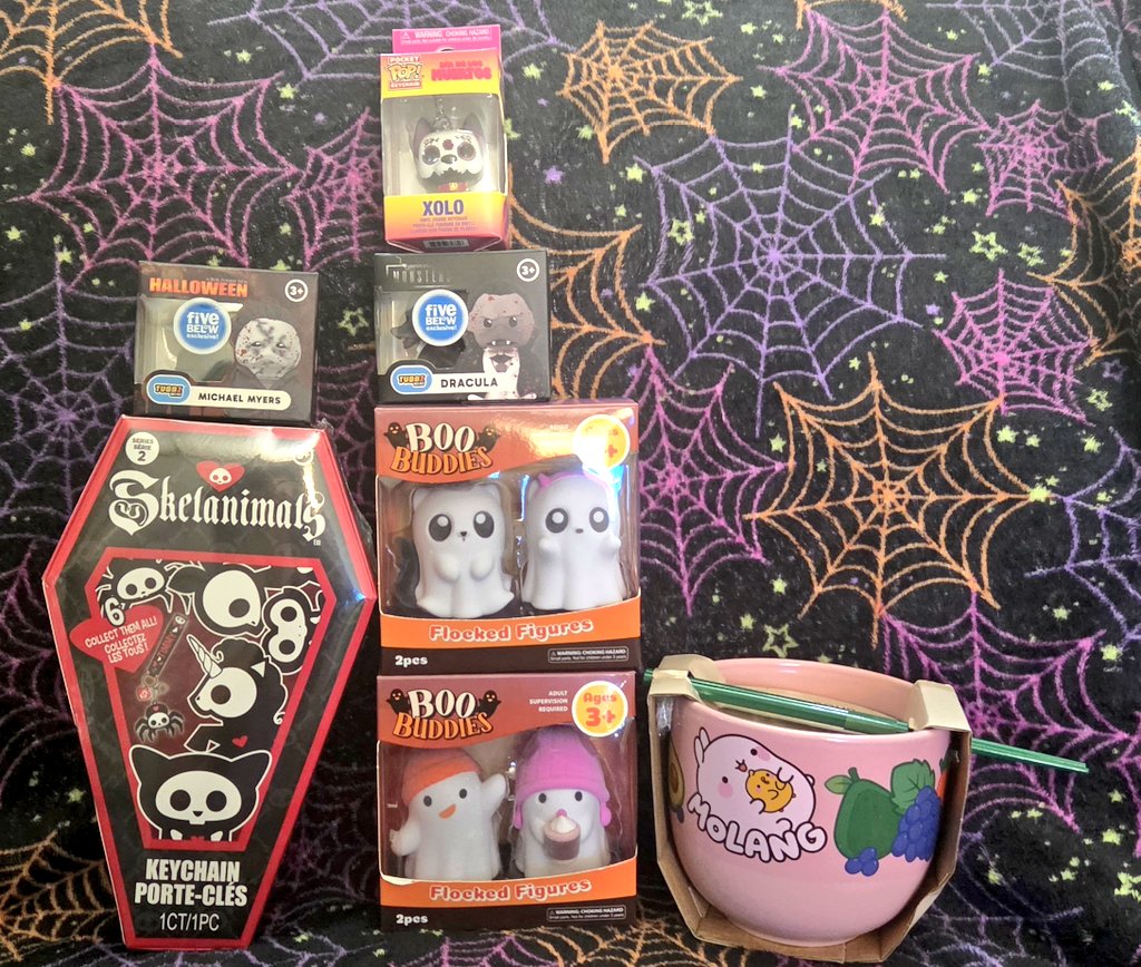 LateAndConfused's tweet photo. My #FiveBelow trip yesterday led to me coming across a most spooktacular sight (might be part of a #summerween display they're putting out).
Brace yourselves, everyone. Looks like things are starting to get ๐ป spoooky and scaaary ๐ฑ. ๐ค๐งก ๐ #HorrorFam #MutantFam @fivebelow https://t.co/USBC5PwpfY