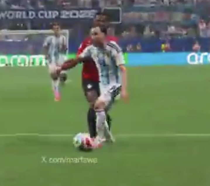 MishalAlasousi3's tweet photo. شرح ركلة جزاء الارجنتين على مصر :
ثبات قدم لاعب مصر على الارض تنتهي معاها اللعبه ،، ومايحصل بعدها لايسأل عنها لاعب مصر 
لذلك فان الاعاقه غير خاضعه للقانون في اللعبة ،، 
اذن ،، ركلة جزاء الارجنتين غير صحيحة https://t.co/jB6d46Rwze