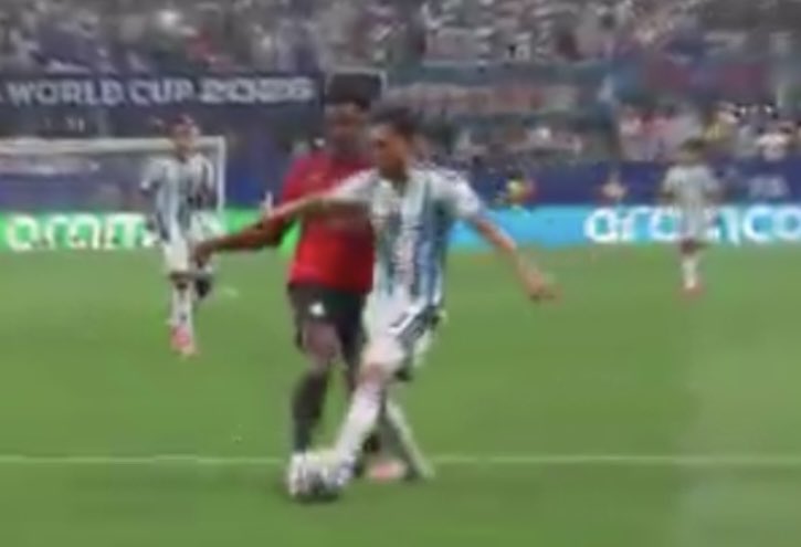 MishalAlasousi3's tweet photo. شرح ركلة جزاء الارجنتين على مصر :
ثبات قدم لاعب مصر على الارض تنتهي معاها اللعبه ،، ومايحصل بعدها لايسأل عنها لاعب مصر 
لذلك فان الاعاقه غير خاضعه للقانون في اللعبة ،، 
اذن ،، ركلة جزاء الارجنتين غير صحيحة https://t.co/jB6d46Rwze