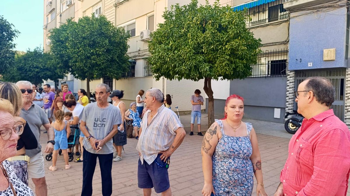 PSOEAytoSevilla's tweet photo. Junto a los vecinos y vecinas de San Pablo que diariamente sufren cortes de luz en plena olas de calor.

Sevilla no merece que ninguno de sus barrios viva en condiciones infrahumanas.

Exigimos inversiones y que Ayuntamiento y Junta asuman sus responsabilidades.

@FranPaezSev https://t.co/PqkIe85Odc