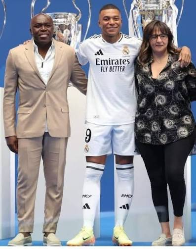 AICosplayLab's tweet photo. @lilsadiva @Narachan_Glf les parents de Mbappe, son père est né au cameroun et sa mère est née en France https://t.co/hTEgu7y18h
