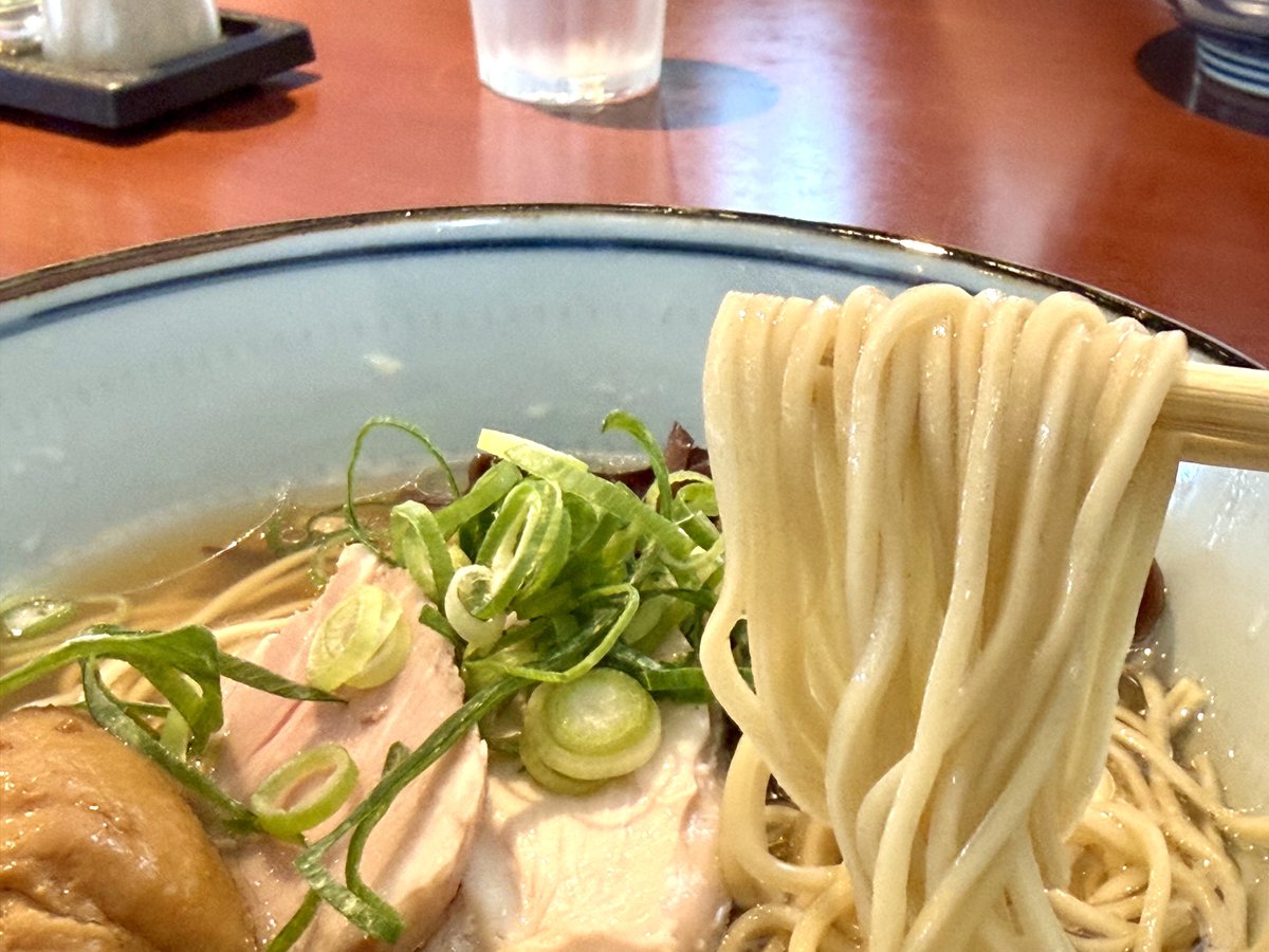 ore_ramen's tweet photo. 【らぁ麺 焉（いずくんぞ）】

📍富山県滑川市
㊗️4/9オープン㊗️
✨北陸遠征最後は新店舗✨
富山中心に人気の栗ノ木グループ

👉貝出汁清湯 潮らぁ麺
スープが独創的！
和の構成で味わいは煮物のよう
角煮が柔らかくジューシー🐽

ちなみにこの日の早朝は漁港で海鮮丼🐟
https://t.co/66WkEJhaXX https://t.co/mtKQ9FWIBI