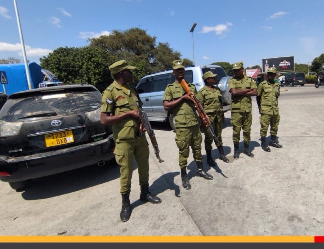 TitoMagoti's tweet photo. Wanetu makarao, poleni sana kwa kubebeshwa silaha kumlinda muuwaji wa maelfu ya ndugu zenu. Jua lenu mvua yenu. Siku tukipata uhuru nanyi mtakuwa huru! https://t.co/rKE7MgYNI0