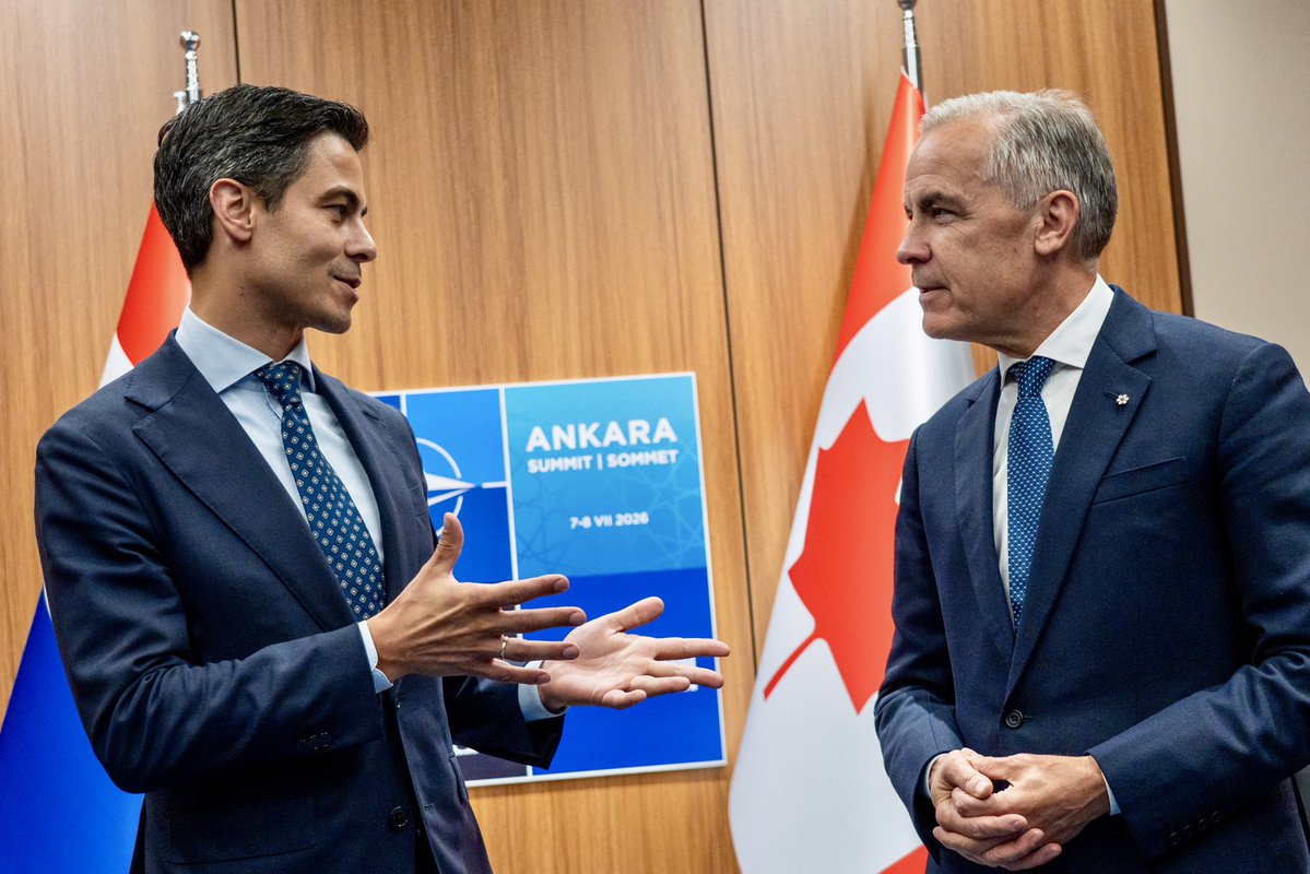 MinPres's tweet photo. Les Pays-Bas et le Canada entretiennent une amitié longue et solide, et partagent les mêmes valeurs dans de nombreux domaines. Le Canada est un de nos principaux partenaires en matière de défense et de sécurité, ainsi qu’un allié essentiel au sein de l’OTAN. C’est donc important d’avoir pu m’entretenir avec le Premier Ministre Canadien @MarkJCarney à Ankara.

Nous avons discuté de l’importance d’un soutien continu à l’Ukraine, tant sur le plan militaire qu’en matière d’infrastructures énergétiques. Nos pays souhaitent également renforcer notre coopération dans les domaines de l’industrie de la défense et des matières premières critiques. En tant que partenaires partageant les mêmes valeurs, le Canada et les Pays-Bas assument ensemble la responsabilité d’une OTAN forte et d’une Europe sûre.