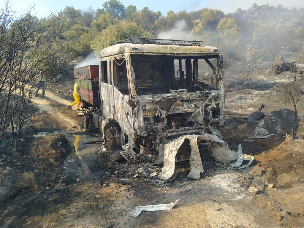 settaraslan's tweet photo. Aydın’ın Bozdoğan ilçesi Yazıkent Mahallesi’nde çıkan orman yangınına müdahale eden Nazilli Orman İşletme Müdürlüğümüzün kahraman işçilerini taşıyan arazöz, alevlerin arasında kaldı. Çok şükür ki kardeşlerimizin sağlık durumları iyi, herhangi bir can kaybı ya da yaralanma yaşanmadı. Hamdolsun.

Bu olay, orman yangınlarının ne kadar büyük bir tehlike olduğunu bir kez daha hepimize hatırlatmıştır. Bir anlık ihmal; yılların emeğini, binlerce canlının yaşam alanını ve insan hayatını riske atmaktadır.

Yeşil Vatan için canı pahasına mücadele eden tüm orman emekçilerimize minnettarız. Rabbim tüm Ateş Savaşçılarımızı her türlü tehlikeden muhafaza etsin, görevlerini sağ salim tamamlamayı nasip etsin.

Yeşil Vatan hepimizin emanetidir. Korumak da hepimizin görevidir. 🇹🇷🌲