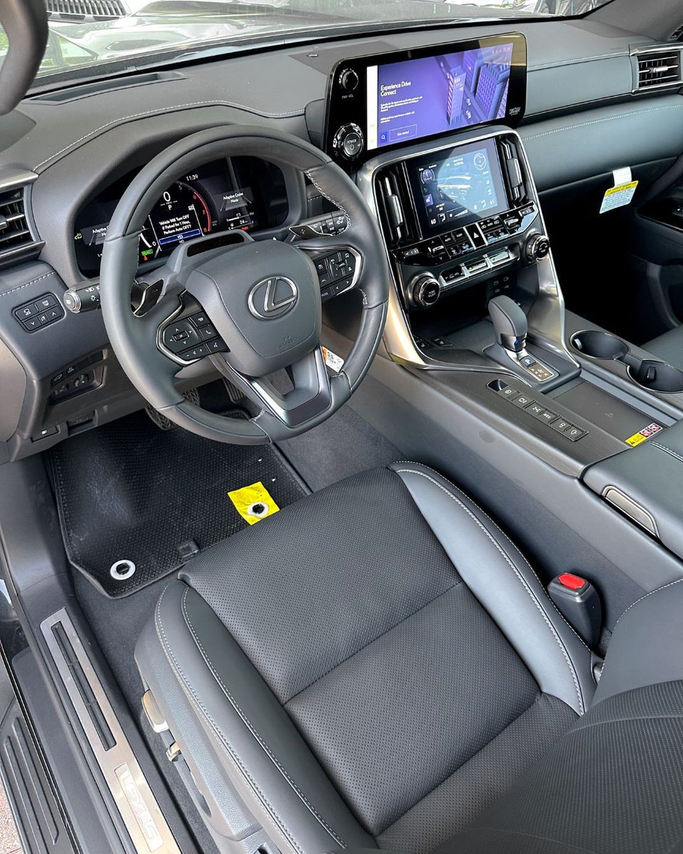LexusofMemphis's tweet photo. Our biggest SUV, finished in black on black.🖤 #lexuslx #lexuslx700h https://t.co/aXmmfPNvP3