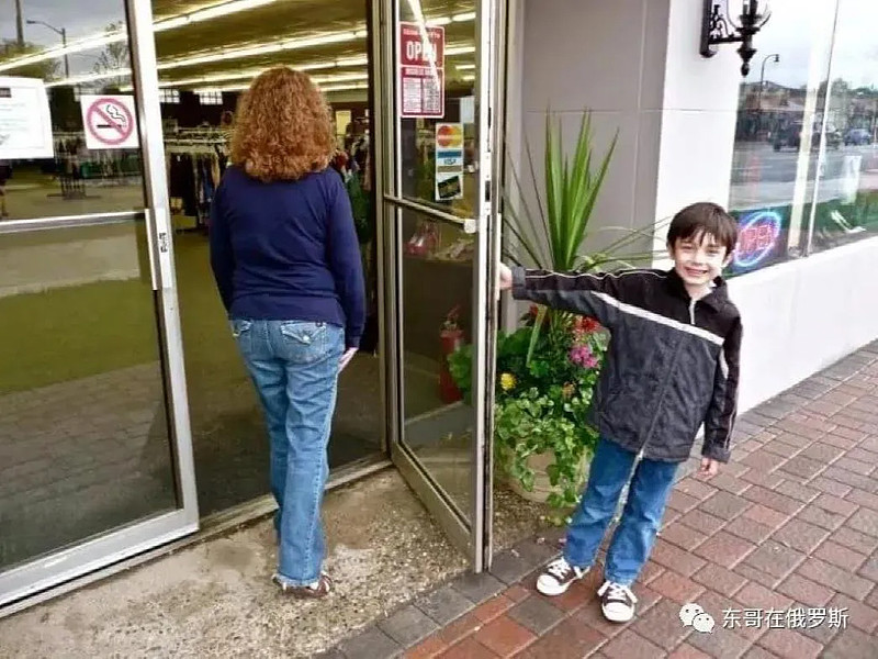desireebsch's tweet photo. A stranger held the door for me with my hands full of groceries today. Small acts of kindness make ordinary days warm. https://t.co/aqcfJ0pqUH
