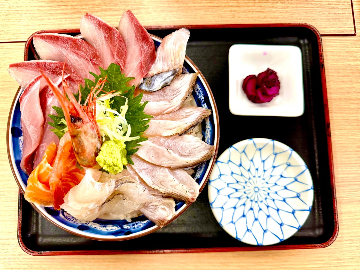 ore_ramen's tweet photo. 【らぁ麺 焉（いずくんぞ）】

📍富山県滑川市
㊗️4/9オープン㊗️
✨北陸遠征最後は新店舗✨
富山中心に人気の栗ノ木グループ

👉貝出汁清湯 潮らぁ麺
スープが独創的！
和の構成で味わいは煮物のよう
角煮が柔らかくジューシー🐽

ちなみにこの日の早朝は漁港で海鮮丼🐟
https://t.co/66WkEJhaXX https://t.co/mtKQ9FWIBI