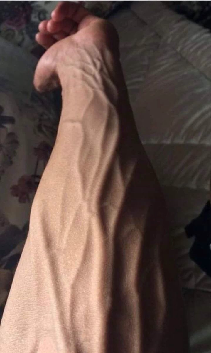 ClassyGntleman's tweet photo. She doesn’t fall for perfect hands. She falls for the hands that make her feel safe. https://t.co/JkTSQ34bfc