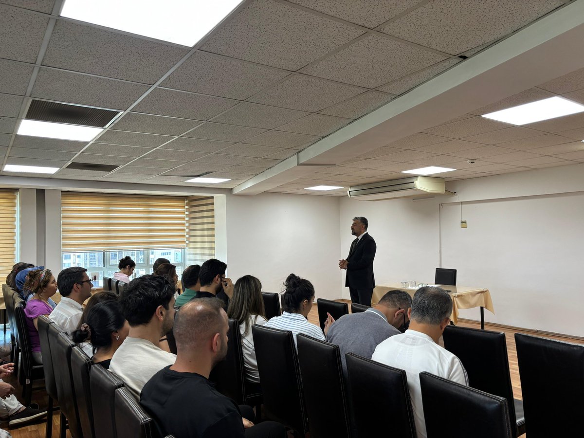izmirASHM's tweet photo. İl Müdürümüz Abdullah KÖMÜRCÜOĞLU, İl Müdürlüğümüz bünyesinde görev yapan meslek elemanlarıyla personel buluşmasında bir araya geldi.
Toplantıda; sahada yürütülen çalışmalar, kurum içi işleyiş, hizmet sunum süreçleri ve personelin görüş ve önerileri değerlendirildi.
İl Müdürümüz, özveriyle görev yapan tüm çalışma arkadaşlarımıza teşekkür ederek, kurum içi iletişim, iş birliği ve ortak çalışma kültürünün önemine vurgu yaptı.
Personelimizin görüş ve önerileriyle hizmet kalitemizi güçlendirmeye devam ediyoruz.
@tcailesosyal