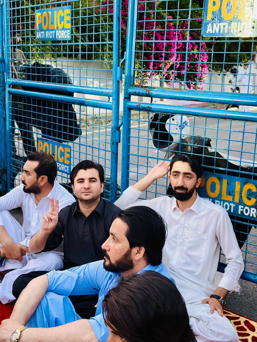sajjadkhanISF's tweet photo. اڈیالہ جیل کے باہر موجود ہیں۔
ملاقات پر پابندی لگ سکتی ہے، لیکن جذبوں پر نہیں۔ دروازے بند کیے جا سکتے ہیں، مگر عوام کے دلوں میں اپنے قائد کی محبت اور اعتماد کو ختم نہیں کیا جا سکتا۔
#ReleaseImranKhan 
7.7.2026 https://t.co/GgBRkR3D0i