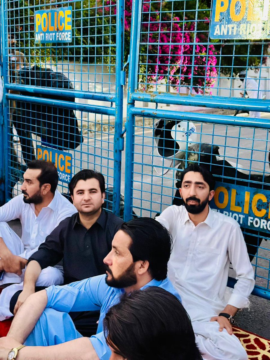 sajjadkhanISF's tweet photo. اڈیالہ جیل کے باہر موجود ہیں۔
ملاقات پر پابندی لگ سکتی ہے، لیکن جذبوں پر نہیں۔ دروازے بند کیے جا سکتے ہیں، مگر عوام کے دلوں میں اپنے قائد کی محبت اور اعتماد کو ختم نہیں کیا جا سکتا۔
#ReleaseImranKhan 
7.7.2026 https://t.co/GgBRkR3D0i
