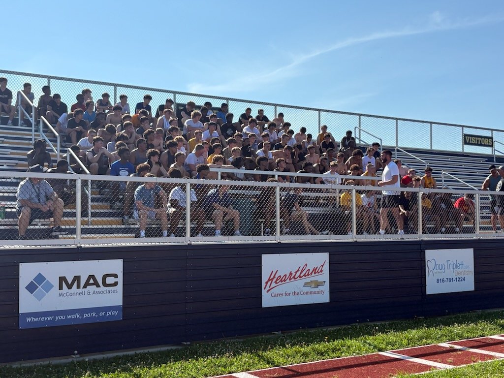 OJsimpso32's tweet photo. Today was beautiful. You didn't just get better as a team today. You made a bond. A bond saying we will work hard for each other. @LNEagleFootball
@adidas @PatrickMahomes #WEFLY
#LOVE https://t.co/3Wyvb0KCHd